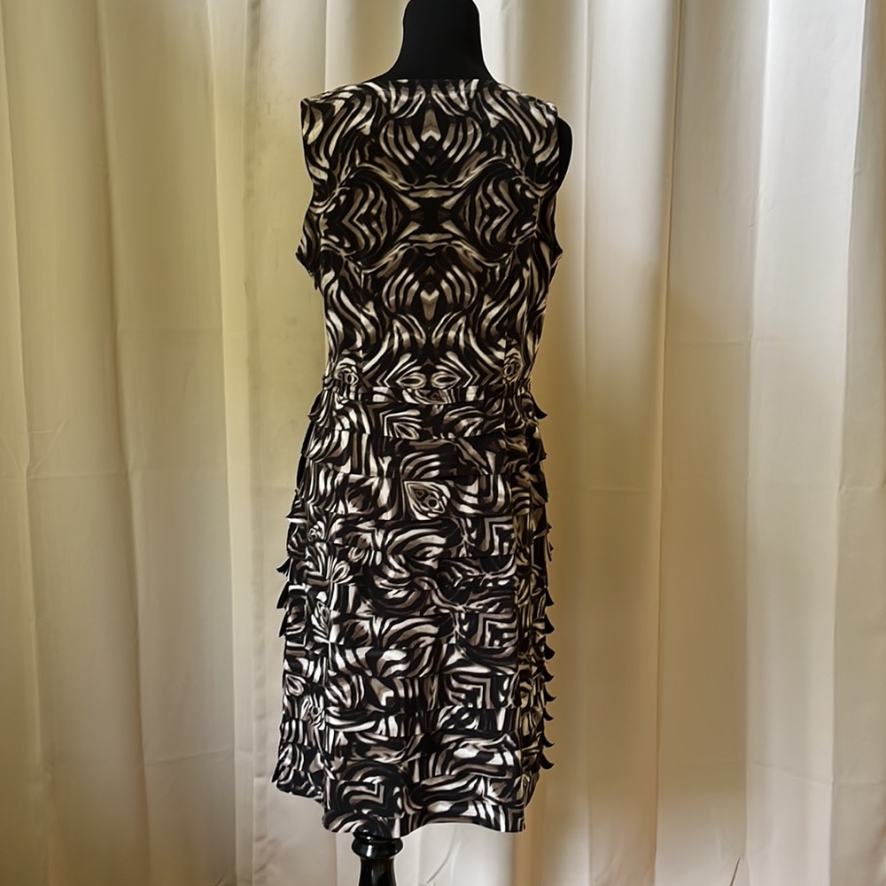 Like New! Taylor Sleeveless Dress - Picture 7 of 14